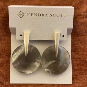 NWT KENDRA SCOTT JOLIE EARRINGS, GRAY ILLUSION